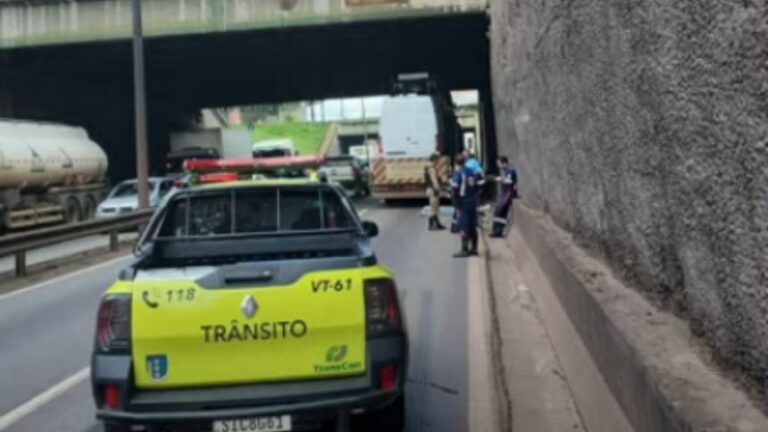 Homem morre atropelado por carreta na Avenida Cardeal Eugênio Pacelli, em Contagem - Foto: Reprodução/Redes Sociais