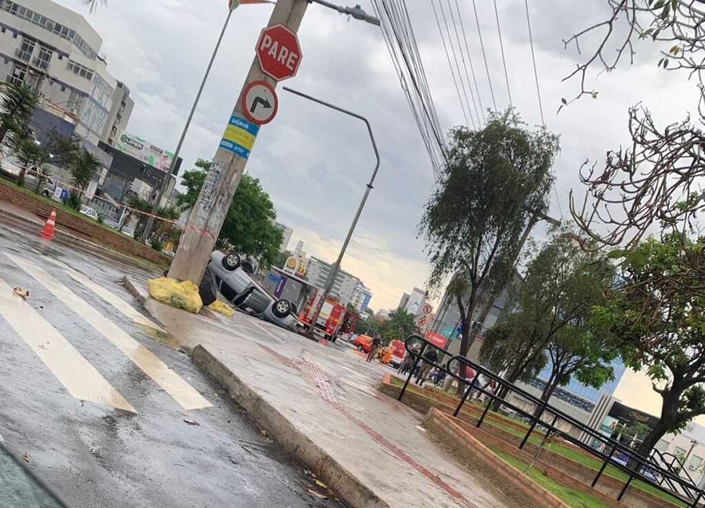 Acidente com carro deixa cinco feridos na Avenida João César de Oliveira, em Contagem - Foto: Divulgação/CBMMG