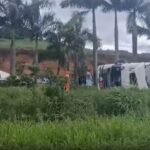 Carreta tomba, atinge carro e deixa vítima na BR-040, em Santos Dumont - Foto: Reprodução/Redes Sociais