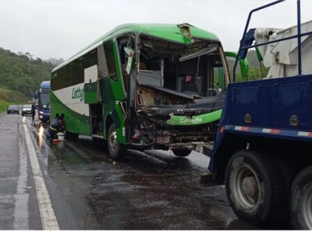 Nove pessoas ficam feridas em batida entre dois ônibus na BR-040, em Simão Pereira - Foto: Divulgação/Corpo de Bombeiros