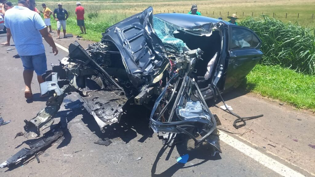 Carro é destruído após acidente com carreta em rodovia de MG - Foto: Divulgação/Corpo de Bombeiros