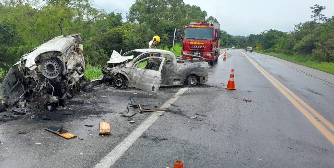 Duas pessoas morrem carbonizadas após acidente na BR-494, em Itapecerica - Foto: Divulgação/Corpo de Bombeiros