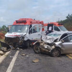 Acidente entre carro e ambulância do Samu deixa dois mortos e dois feridos na MG-202, em Brasília de Minas - Foto: Divulgação/PMRv