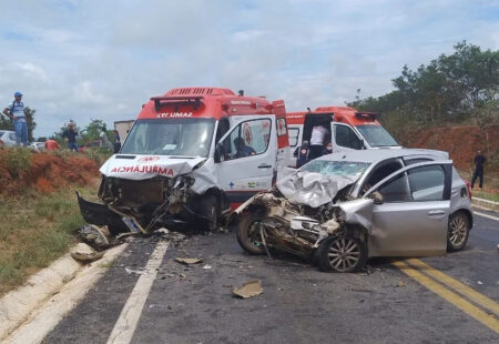 Acidente entre carro e ambulância do Samu deixa dois mortos e dois feridos na MG-202, em Brasília de Minas - Foto: Divulgação/PMRv