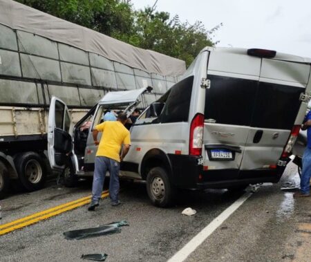 Acidente entre van e caminhão deixa mortos e feridos na MG-423, em Nova Serrana - Foto; Divulgação/Corpo de Bombeiros