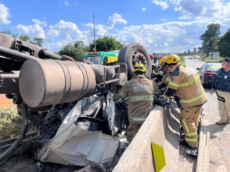 Motorista de carreta e operário morrem em acidente na Fernão Dias - Foto: Divulgação/Corpo de Bombeiros