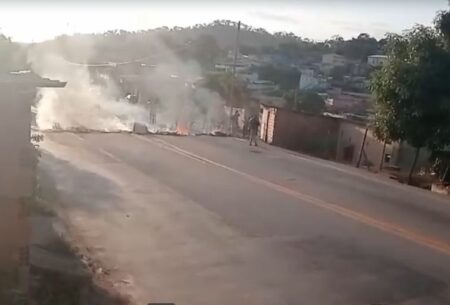 Manifestantes ateiam fogo em pneus e fecham BR-381, em Sabará - Foto: Reprodução/Redes Sociais