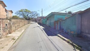 Homem é morto a tiros comtiros na cabeça no bairro Vista Alegre, em BH - Foto: Reprodução/Google Street View