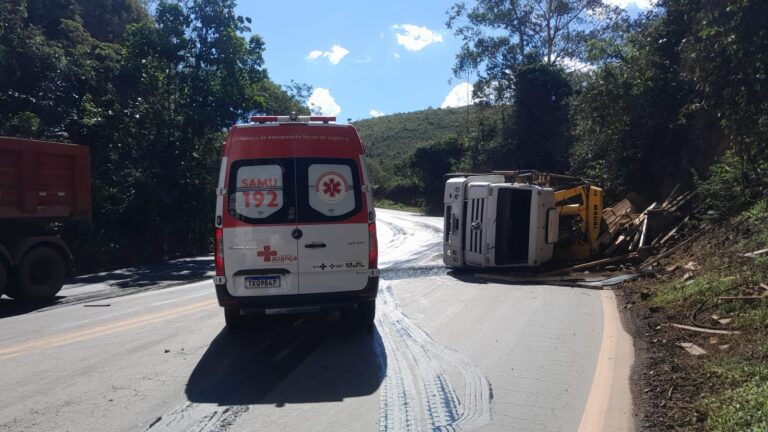 Carreta tomba interdita trecho e complica trânsito na BR-356, em Itabirito - Foto: Reprodução/Redes Sociais