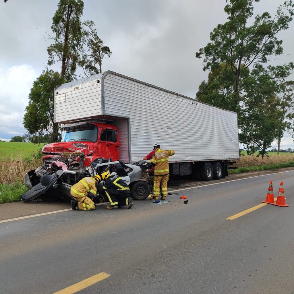 Carro é esmagado por caminhão e duas pessoas morrem na BR-365, em Patos de Minas - Foto: Divulgação/Corpo de Bombeiros