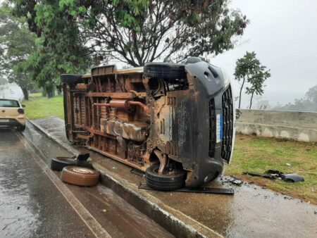 Ambulânca com paciente capota na BR-356, em BH - Foto: Divulgação/BHTrans