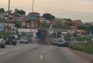 Acidente grave entre ônibus e carros deixa vítimas no Anel Rodoviário, em BH - Foto: Reprodução/Redes Sociais