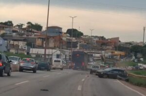 Vídeo mostra que ônibus desgovernado atinge carros no Anel Rodoviário, em BH - Foto: Reprodução/Redes Sociais