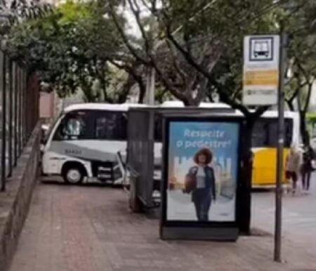 Micro-ônibus sem freios atinge prédio da Receita Federal na Avenida do Contorno, em BH - Foto: Reprodução/Redes Sociais