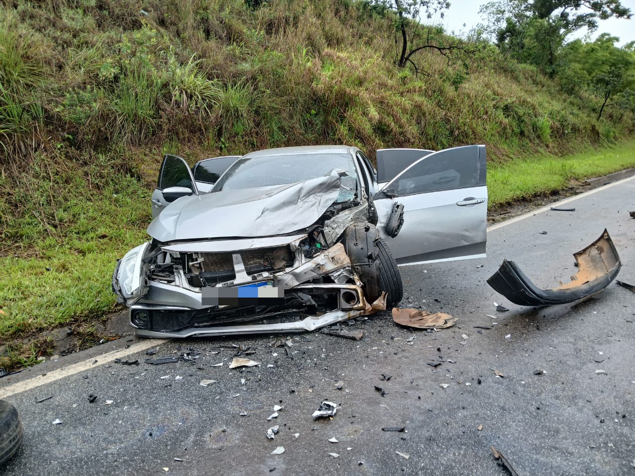 Acidente frontal entre carros deixa feridos na BR-040, em Carandaí - Foto: Reprodução/Redes Sociais