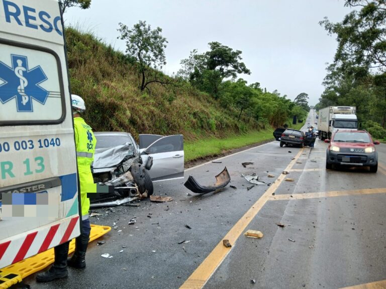 Acidente frontal entre carros deixa feridos na BR-040, em Carandaí - Foto: Reprodução/Redes Sociais