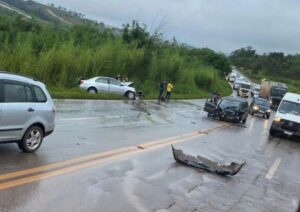 Acidente frontal entre carros deixa quatro vítimas na BR-040, em Conselheiro Lafaiete - Foto: Reprodução/Redes Sociais