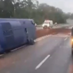 Ônibus com 33 passageiros tomba e fecha parcialmente BR-135, em Curvelo - Foto: Reprodução/Redes Sociais