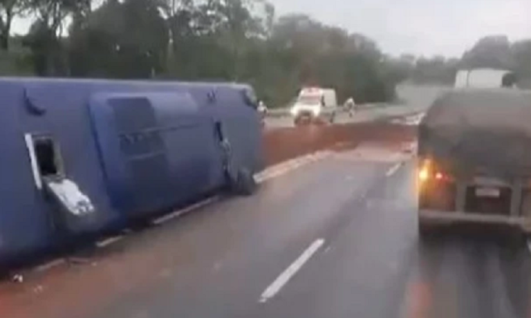 Ônibus com 33 passageiros tomba e fecha parcialmente BR-135, em Curvelo - Foto: Reprodução/Redes Sociais