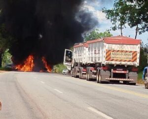 Carro e carreta pegam fogo e acidente deixa vítimas na BR-262, em Luz - Foto: Reprodução/Redes Sociais