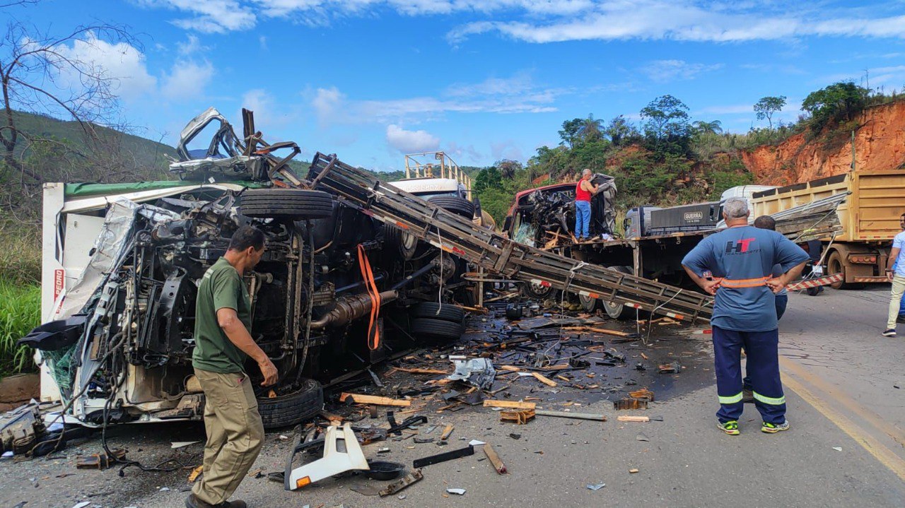 Acidente grave entre ônibus, caminhões e carro deixa vítimas e fecha BR-381, em Caeté - Foto: Divulgação/Corpo de Bombeiros