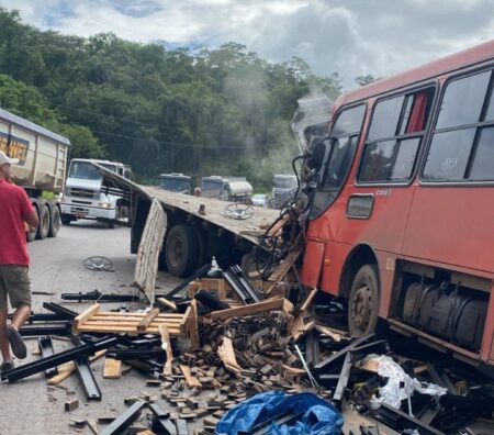 Acidente grave entre ônibus, caminhões e carro deixa vítimas e fecha BR-381, em Caeté - Foto: Divulgação/Corpo de Bombeiros