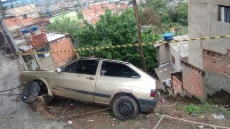 Motorista perde controle e carro fica pendurado em barranco no bairro Lajedo, em BH - Foto: Divulgação/Corpo de Bombeiros