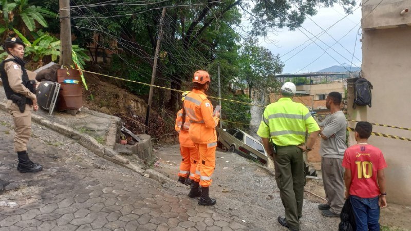 Motorista perde controle e carro fica pendurado em barranco no bairro Lajedo, em BH - Foto: Divulgação/Corpo de Bombeiros