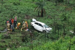 Carro com cinco ocupantes cai em ribanceira de 30 metros na BR-381, em Sabará - Foto: Divulgação/Corpo de Bombeiros