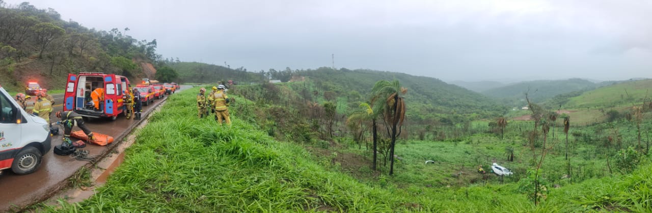 Carro com cinco ocupantes cai em ribanceira de 30 metros na BR-381, em Sabará - Foto: Divulgação/Corpo de Bombeiros