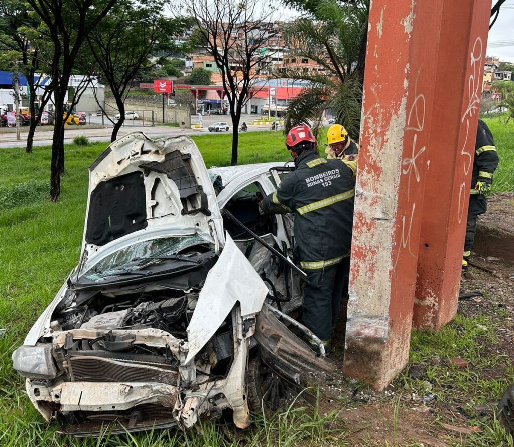 Motorista com sinais de embriaguez fica ferido após bater carro em passarela em Contagem - Foto: Divulgação/Corpo de Bombeiros