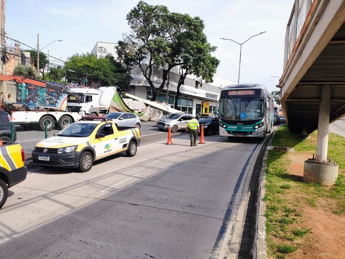 Acidente entre carreta e carro complica trânsito na Avenida Cristiano Machado, em BH - Foto: Divulgação/BHTrans