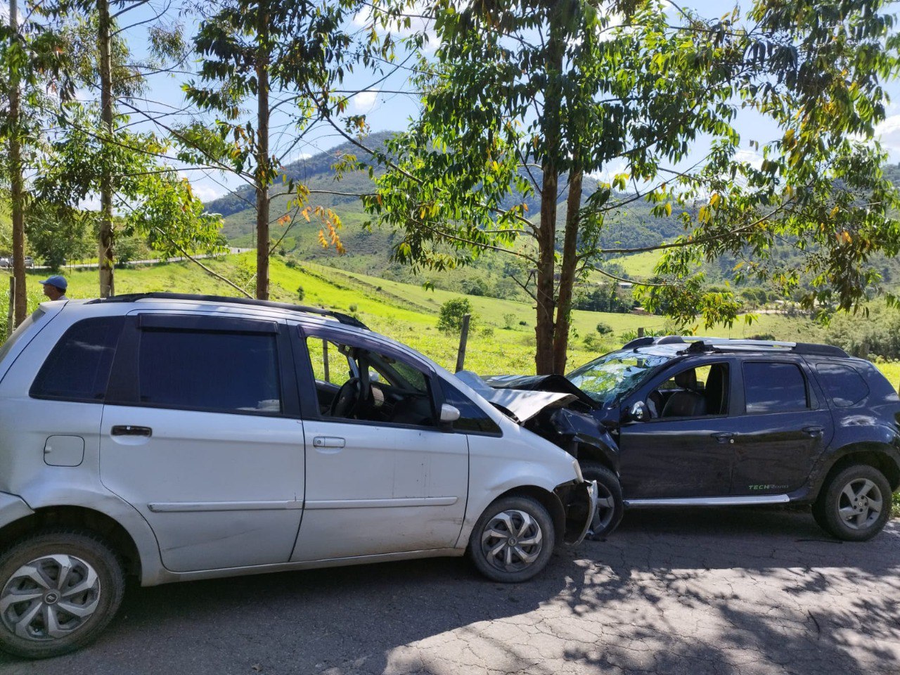 Seis pessoas ficam feridas após acidente frontal em Juiz de Fora - Foto: Divulgação/Corpo de Bombeiros