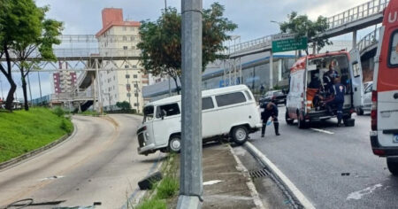 Kombi bate em poste e motorista é arremessado na Avenida Cristiano Machado, em BH - Foto: Arquivo Pessoal/Marcellus Madureira