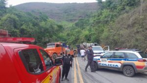 Motorista morre após carreta tombar na MGC-120, em Nova Era - Foto: Divulgação/Corpo de Bombeiros