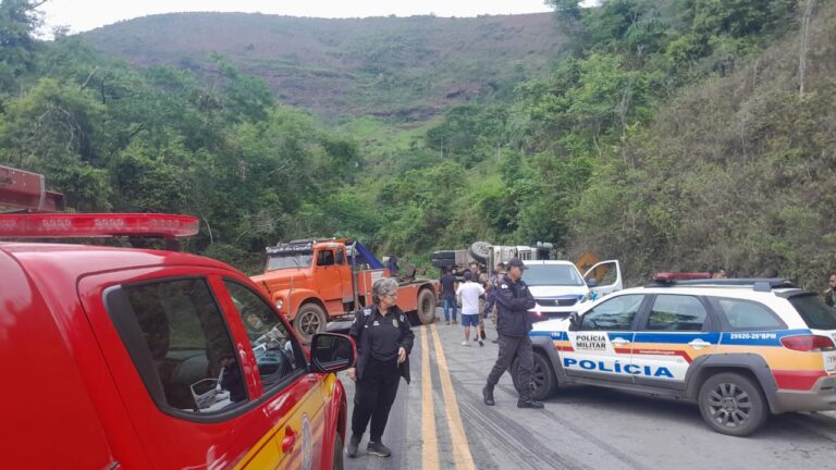 Motorista morre após carreta tombar na MGC-120, em Nova Era - Foto: Divulgação/Corpo de Bombeiros