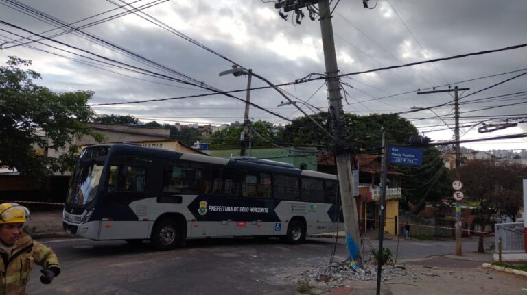 Ônibus arrasta fios e derruba poste no bairro Betânia, em BH - Foto: Divulgação/Corpo de Bombeiros