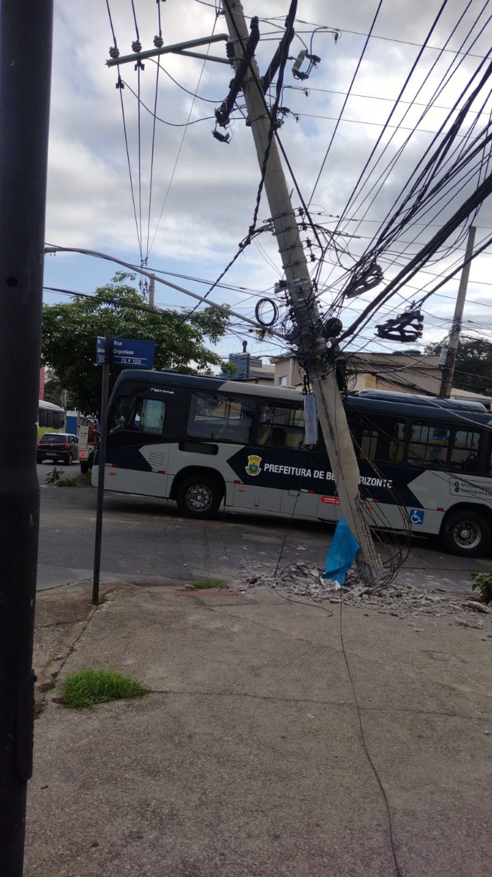 Ônibus arrasta fios e derruba poste no bairro Betânia, em BH - Foto: Divulgação/Corpo de Bombeiros