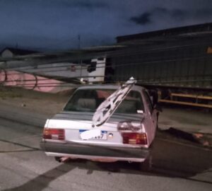 Carro derruba postes e interdita parcialmente Via Expressa, em Contagem - Foto: Divulgação/Transcon