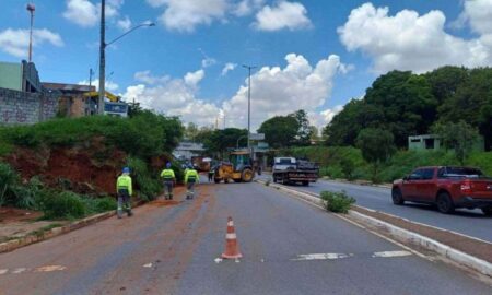 Desmoronamento de barranco interdita parte da Avenida Teresa Cristina, em Contagem - Foto: Divulgação/Transcon