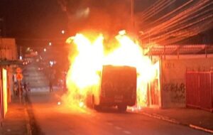 Incêndio consome ônibus metropolitano no bairro Padre Eustáquio, em BH - Foto: Reprodução/Redes Sociais