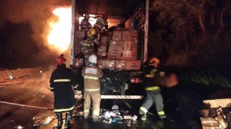 Incêndio em carreta com encomendas destrói carga na BR-040, em Juiz de Fora - Foto: Corpo de Bombeiros/Divulgação