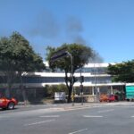 Carro pega fogo após pane elétrica ao lado da Praça da Liberdade, em BH - Foto: Divulgação/Corpo de Bombeiros