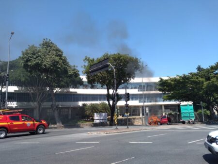 Carro pega fogo após pane elétrica ao lado da Praça da Liberdade, em BH - Foto: Divulgação/Corpo de Bombeiros