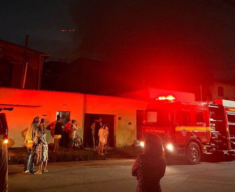 Homem é preso suspeito de incendiar casa da ex-companheira em BH - Foto: Divulgação/Corpo de Bombeiros