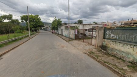 Incêndio atinge casa no bairro Horto, em BH - Foto: Reprodução/Google Street View