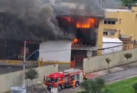 Incêndio de grandes proporções atinge fábrica de pães no bairro Fernão Dias, em BH - Foto: Divulgação/Corpo de Bombeiros