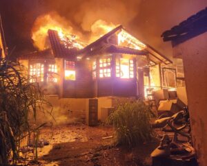 Incêndio de grandes proporções destrói imóvel no Jardim Canadá, em Nova Lima - Foto: Divulgação/Corpo de Bombeiros