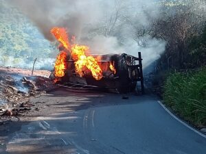 Motorista morre carbonizado na MG-314 - Foto: Divulgação/Corpo de Bombeiros