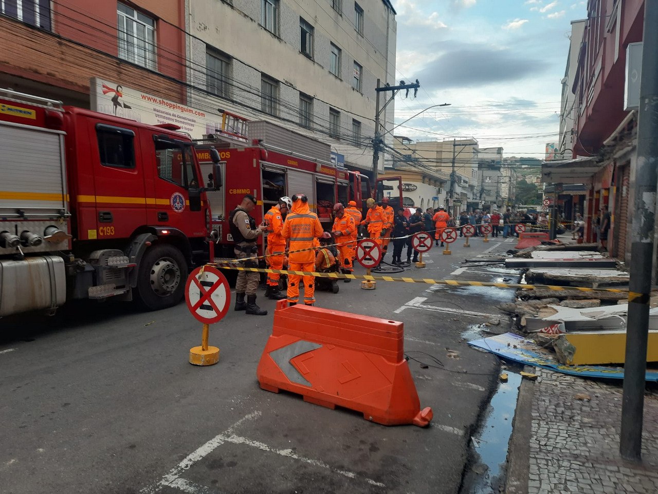 Homem morre após queda de marquise em Juiz de Fora - Foto: Divulgação/Corpo de Bombeiros